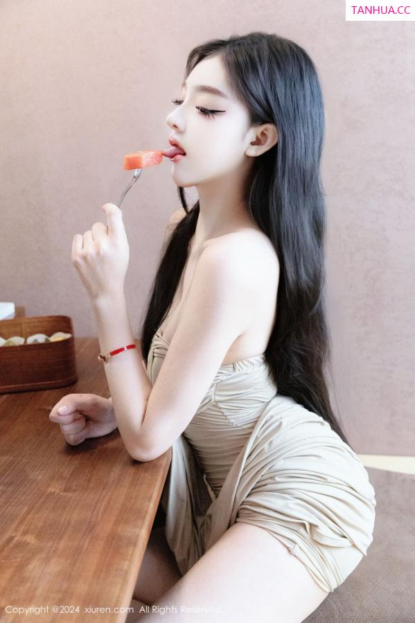   [XiuRen]高清写真图 2024.07.19 No.8883 龙雪儿 性感美腿第61张图片